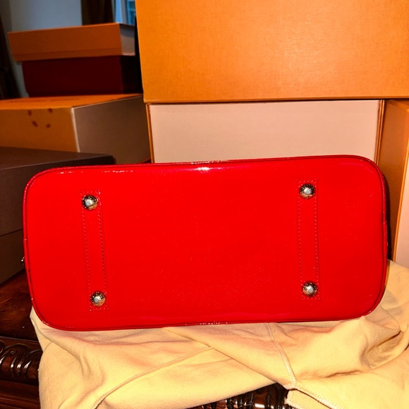 Louis Vuitton Alma patent leather handbag - Picture 3 of 10